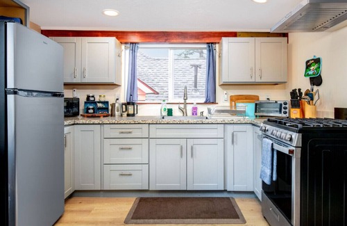 Grass Valley Haus | The Carriage House- Chic Treetop Loft & Hotub