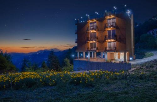 Fagu Wohnung | The Charvi Regency I Vacations I Conference I MICE I Family Events I Open Air Terrace I Sky Bonfire I Wooden Rooms With Pvt Balconies I Kufri by Exotic Stays