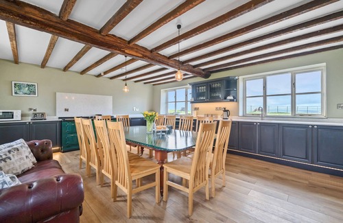 Tenbury Wells Haus | THE CHESTNUTS, pet friendly, with hot tub in Tenbury Wells
