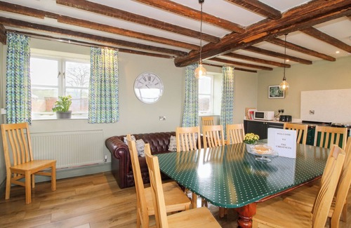 Tenbury Wells Haus | THE CHESTNUTS, pet friendly, with hot tub in Tenbury Wells