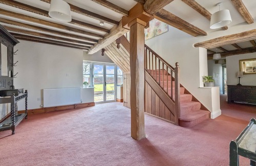 Tenbury Wells Haus | THE CHESTNUTS, pet friendly, with hot tub in Tenbury Wells