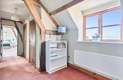 Tenbury Wells Haus | THE CHESTNUTS, pet friendly, with hot tub in Tenbury Wells