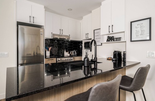 Saint-Roch Wohnung | The Chic Charest | Terrace | Pool & BBQ | AC