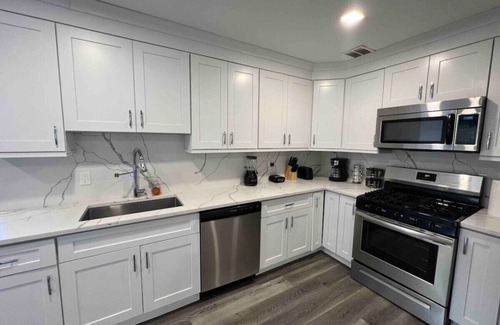Paterson Wohnung | The Classy Suite: 2BR with Free Parking