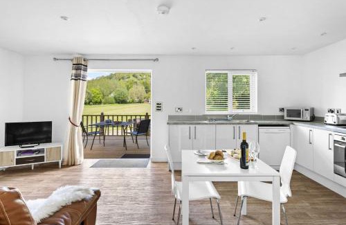 Somerton Skihütte | The Clover Lodge, Red Lake Farm Nr Glastonbury