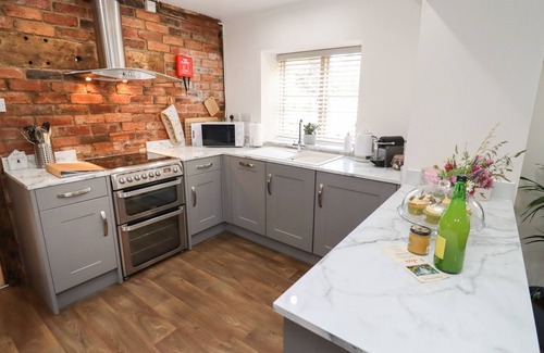 Walford Hütte | THE COACH HOUSE, pet friendly, with pool in Ross-On-Wye