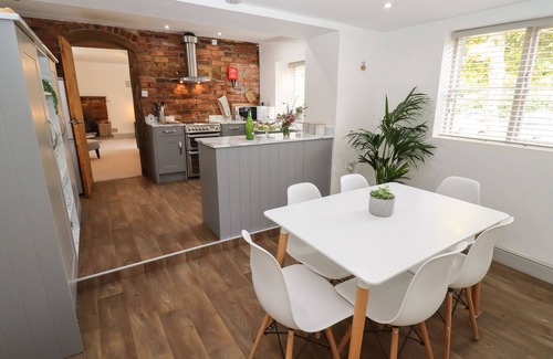 Walford Hütte | THE COACH HOUSE, pet friendly, with pool in Ross-On-Wye