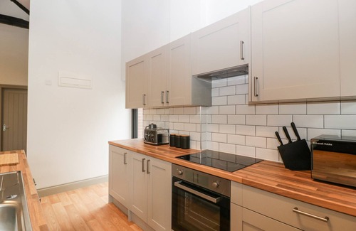 Witchampton Hütte | THE COACH HOUSE, pet friendly, with hot tub in Wimborne Minster