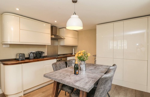 Westonbirt Hütte | THE COACH HOUSE, pet friendly, with hot tub in Sherston