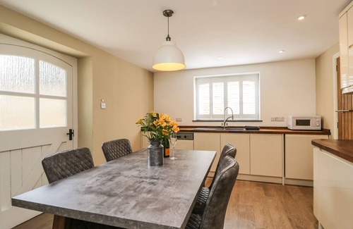 Westonbirt Hütte | THE COACH HOUSE, pet friendly, with hot tub in Sherston