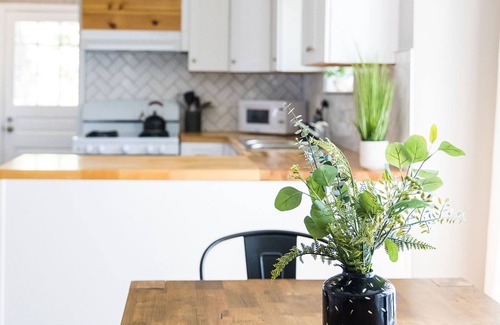 Greensboro Haus | The Coliseum Cottage. 1 King/ 2 Queen Beds. Close to coliseum and colleges.