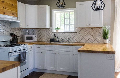 Greensboro Haus | The Coliseum Cottage. 1 King/ 2 Queen Beds. Close to coliseum and colleges.