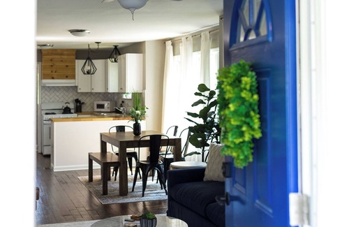 Greensboro Haus | The Coliseum Cottage. 1 King/ 2 Queen Beds. Close to coliseum and colleges.