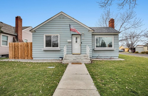 Twin Falls Haus | The Corner Retreat: King & Queen, small pups welcome!