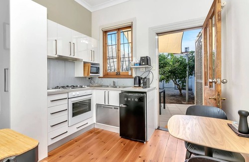 Adelaide Central Business District Hütte | The Cosy Corner Classic Haven with Modern Comforts