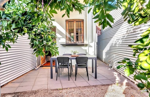 Adelaide Central Business District Hütte | The Cosy Corner Classic Haven with Modern Comforts