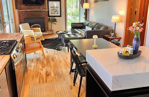 Cassopolis Hütte | The Cottage on Heiner Hill fosters peace & is that reset you're searching for.