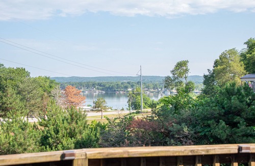 Grove Kabine | The Cowskin Cabin & Bunkhouse - Lakeview Getaway on 1/2 acre