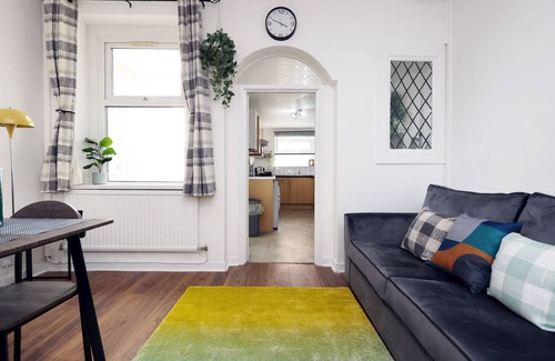 Plasnewydd Haus | The Cozy Home | 11min Walk to Cardiff Central | Linen + Parking Provided |