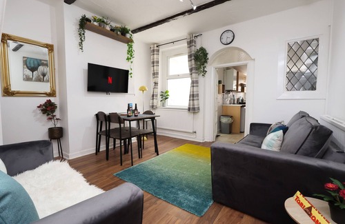 Plasnewydd Haus | The Cozy Home | 11min Walk to Cardiff Central | Linen + Parking Provided |