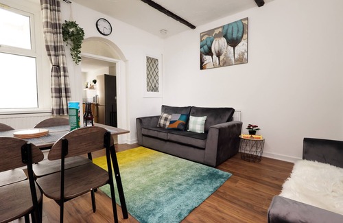 Plasnewydd Haus | The Cozy Home | 11min Walk to Cardiff Central | Linen + Parking Provided |