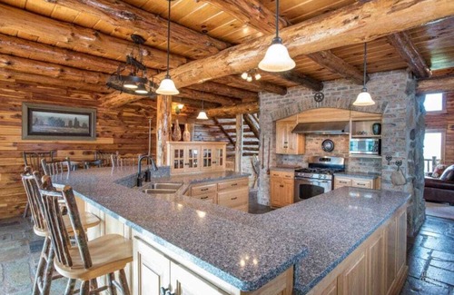 Keene Kabine | The Crest Lodge - Cabin w/Hot Tub - Game, Bar & Theatre Rooms