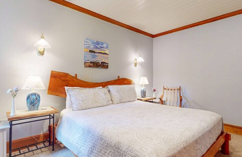 Hancock Point Bed & Breakfast | The Crocker House Country Inn (Rm 3)