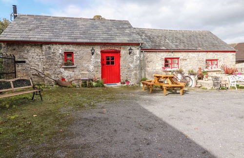 Ardfinnan Hütte | THE DAIRY, with open fire in Ardfinnan, County Tipperary