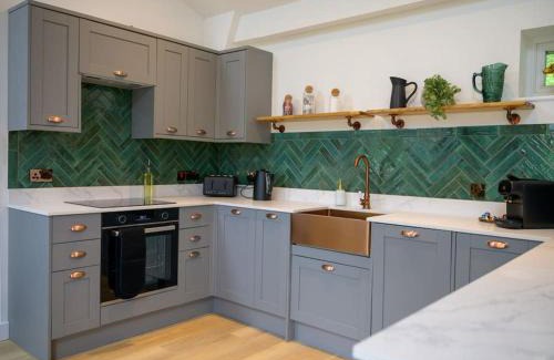 Pershore Haus | 'The Den' Lakeview Apartment at Watersedge