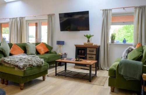 Pershore Haus | 'The Den' Lakeview Apartment at Watersedge