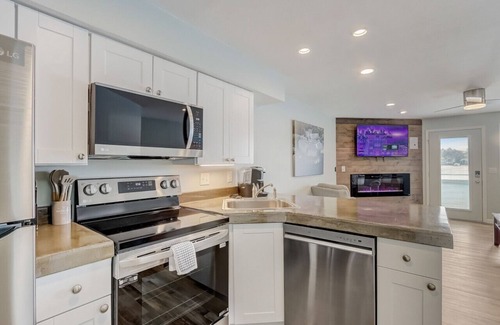 Lake Delton Eigentumswohnung | Lakefront & 5 Minuten zu Fuß zur Arche Noah!