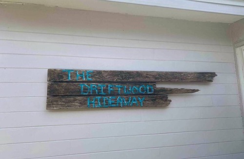 Holly Hill Haus | The Driftwood Hideaway - Daytona Beach, FL - Minutes from the Beach & More!!