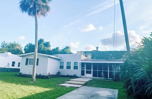 Holly Hill Haus | The Driftwood Hideaway - Daytona Beach, FL - Minutes from the Beach & More!!