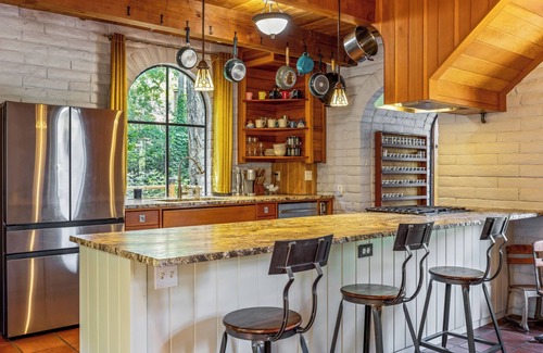 Amazon Sonstige | The Ducking Castle and Carriage House