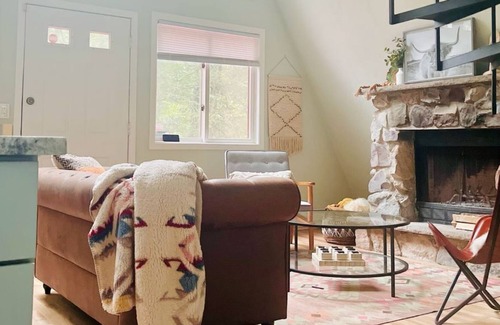 Henryville Kabine | The Eagle's Nest: A Modern A-Frame Retreat