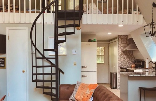 Henryville Kabine | The Eagle's Nest: A Modern A-Frame Retreat