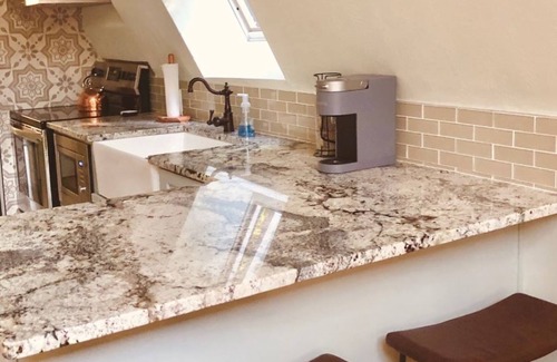 Henryville Kabine | The Eagle's Nest: A Modern A-Frame Retreat