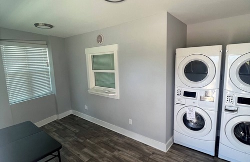 Parker Haus | The East Bay Inn Room 2 - Cozy hotel in brilliant Panama City with AC, WiFi