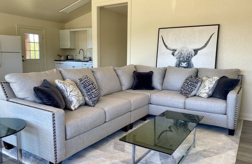 Ingram Haus | The East House, 2-Level, 3BR/2BA, Sleeps 8, Balcony, Porch