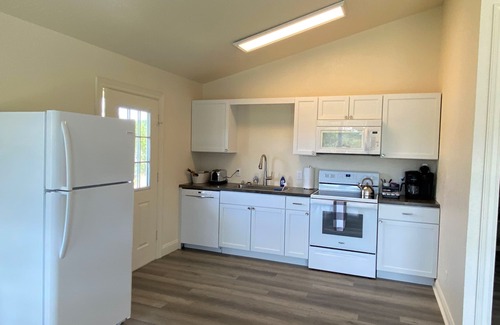 Ingram Haus | The East House, 2-Level, 3BR/2BA, Sleeps 8, Balcony, Porch
