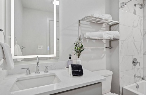 Central Business District Hotel | Family Friendly Unit near French Quarter & Superdome with rooftop pool & hot tub