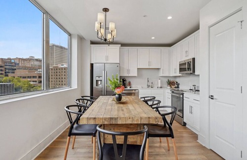 Central Business District Hotel | Family Friendly Unit near French Quarter & Superdome with rooftop pool & hot tub