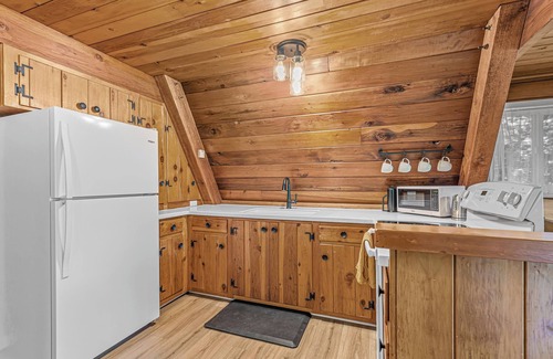Grants Pass Haus | The Epic A - Hot Tub and Views on an Acre