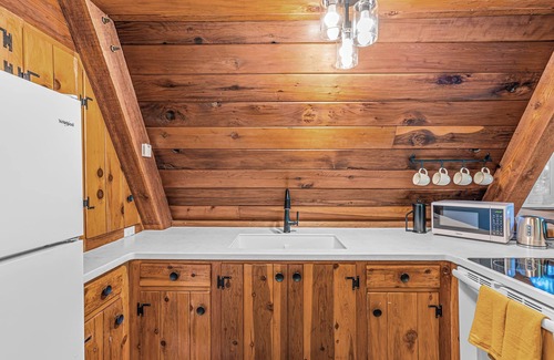 Grants Pass Haus | The Epic A - Hot Tub and Views on an Acre