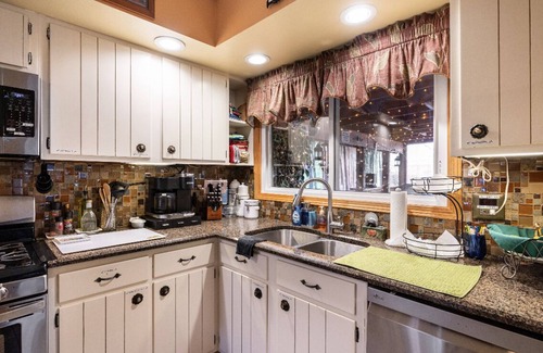 Hoffman Estates Haus | “The Executive” PRIVATE BEDROOM and Bathroom in our Home with use of the Hot tub