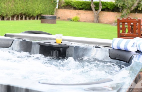 Retford Hütte | The Farmhouse - a 5 bedroom house that sleeps 16 guests