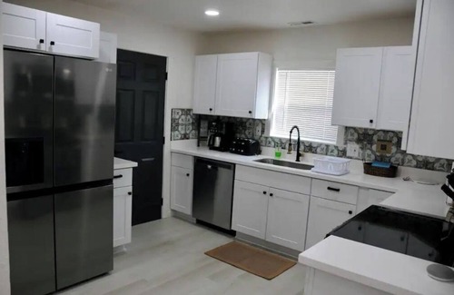 South Salt Lake Haus | The Farmhouse - Fiber Wifi, W&D, Pet Friendly