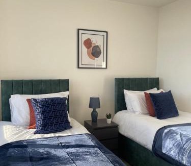 Flitwick Wohnung | The Felix Apartments - 3 Bedrooms - FREE Parking - Close to train station