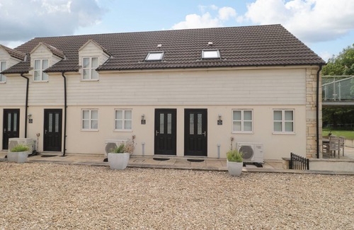 Bruton Hütte | THE FINAL FURLONG, pet friendly, with a garden in Bruton