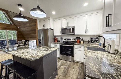 Jones Mills Kabine | The Fox Hill Cabin: Where Country Charm Meets Town Convenience!